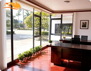 Lyngou Glass Modular Office Interior With Good Daylight